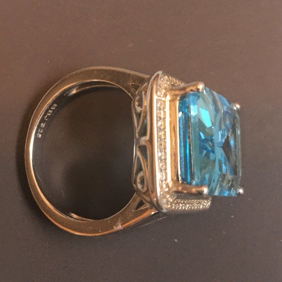 Large Genuine Sky Blue Topaz Sterling Silver Ring - Picture 9 of 14
